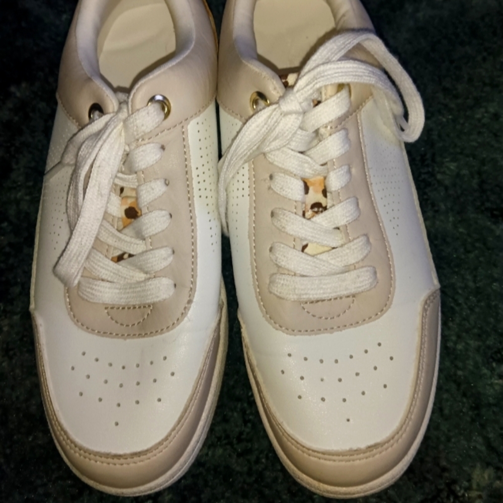 Women's tennis shoes